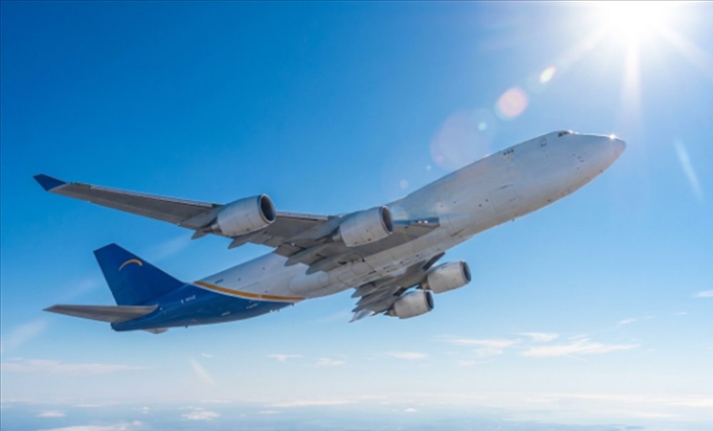 Avión de carga en pista