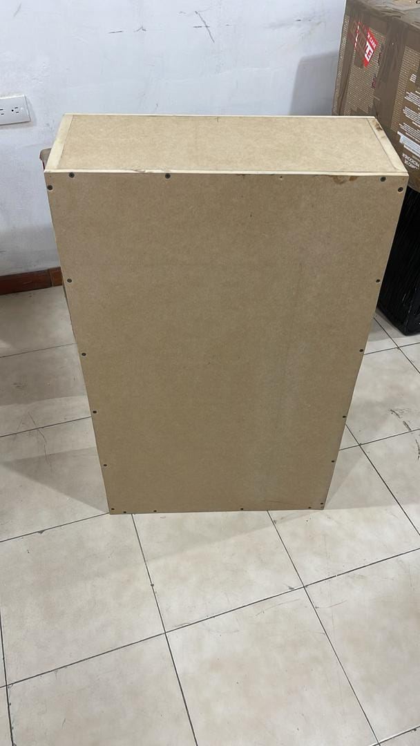 Caja de MDF cerrada, de pie, lista para la carga