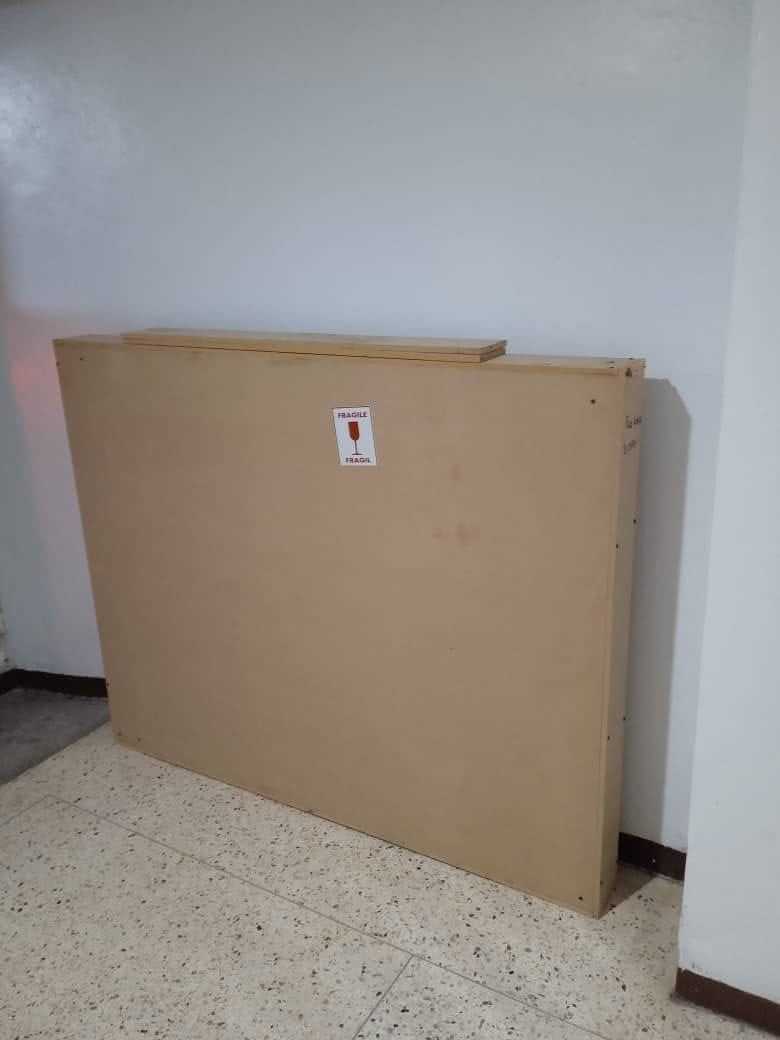 Panel de MDF con la etiqueta de frágil pegada