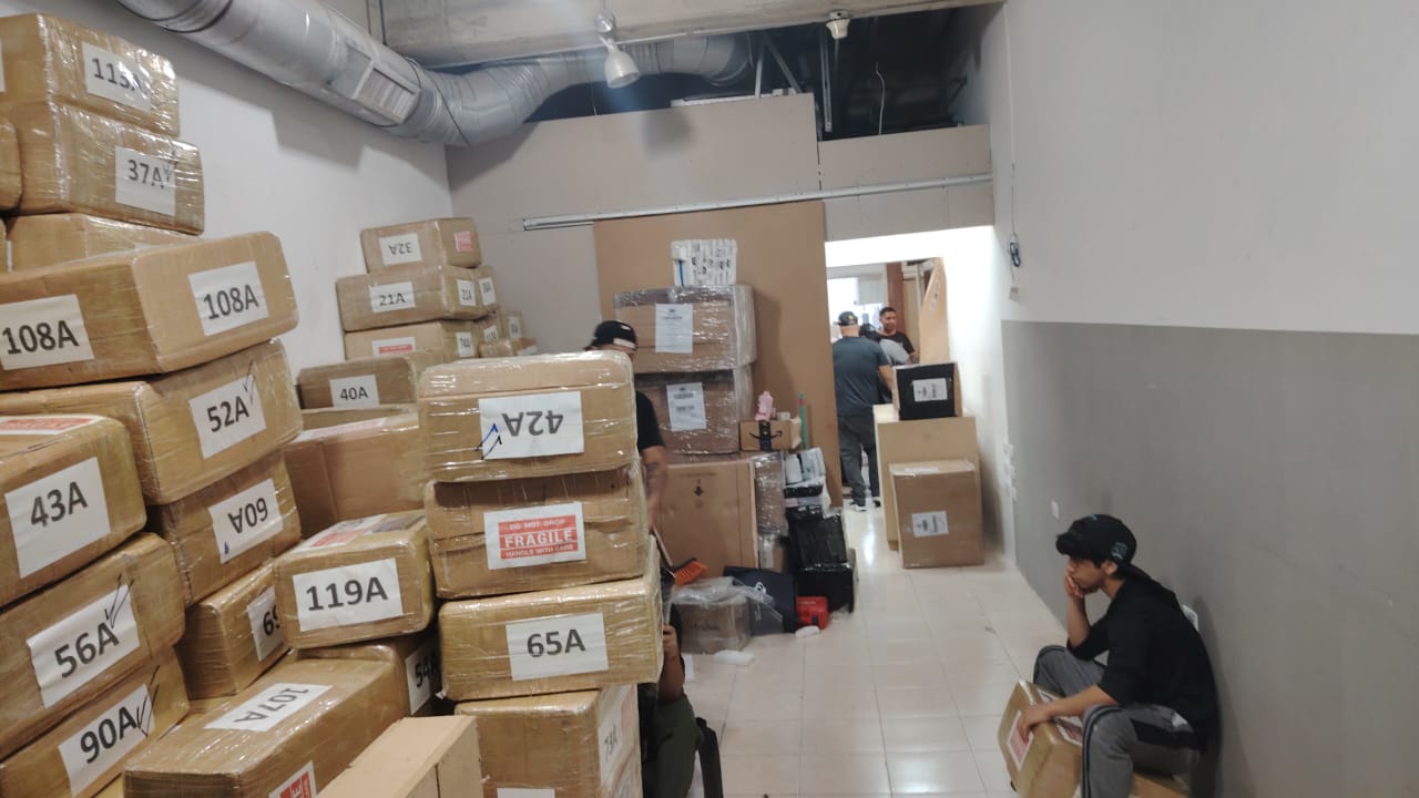 Almacén con bultos numerados y flejados listos para cargar