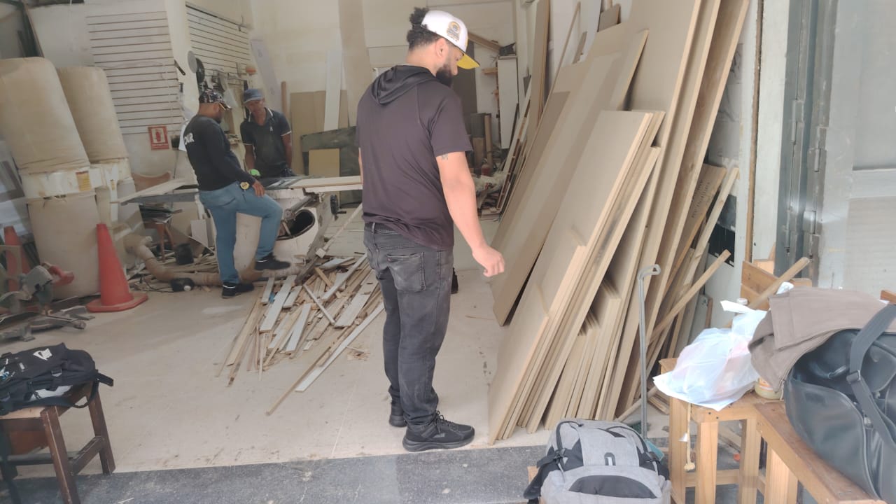 Taller de carpintería donde se fabrican los guacales de madera a medida