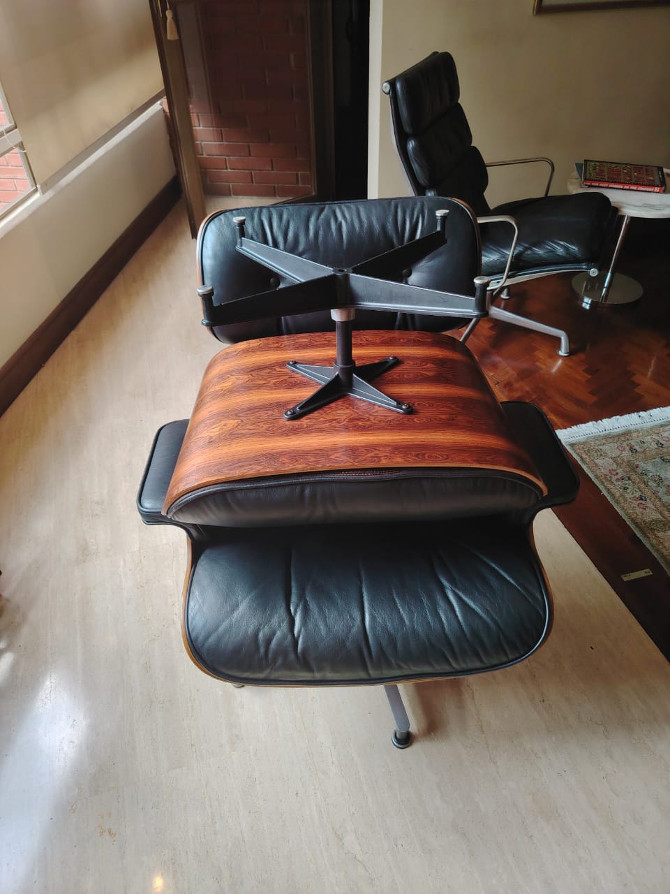 Sillón de diseño desmontado y preparado para su embalaje